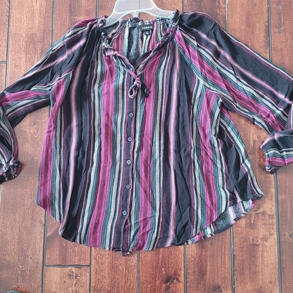 Torrid Multicolored Button Front Tie Closure Top Size 0 (M/L) - Picture 6 of 9